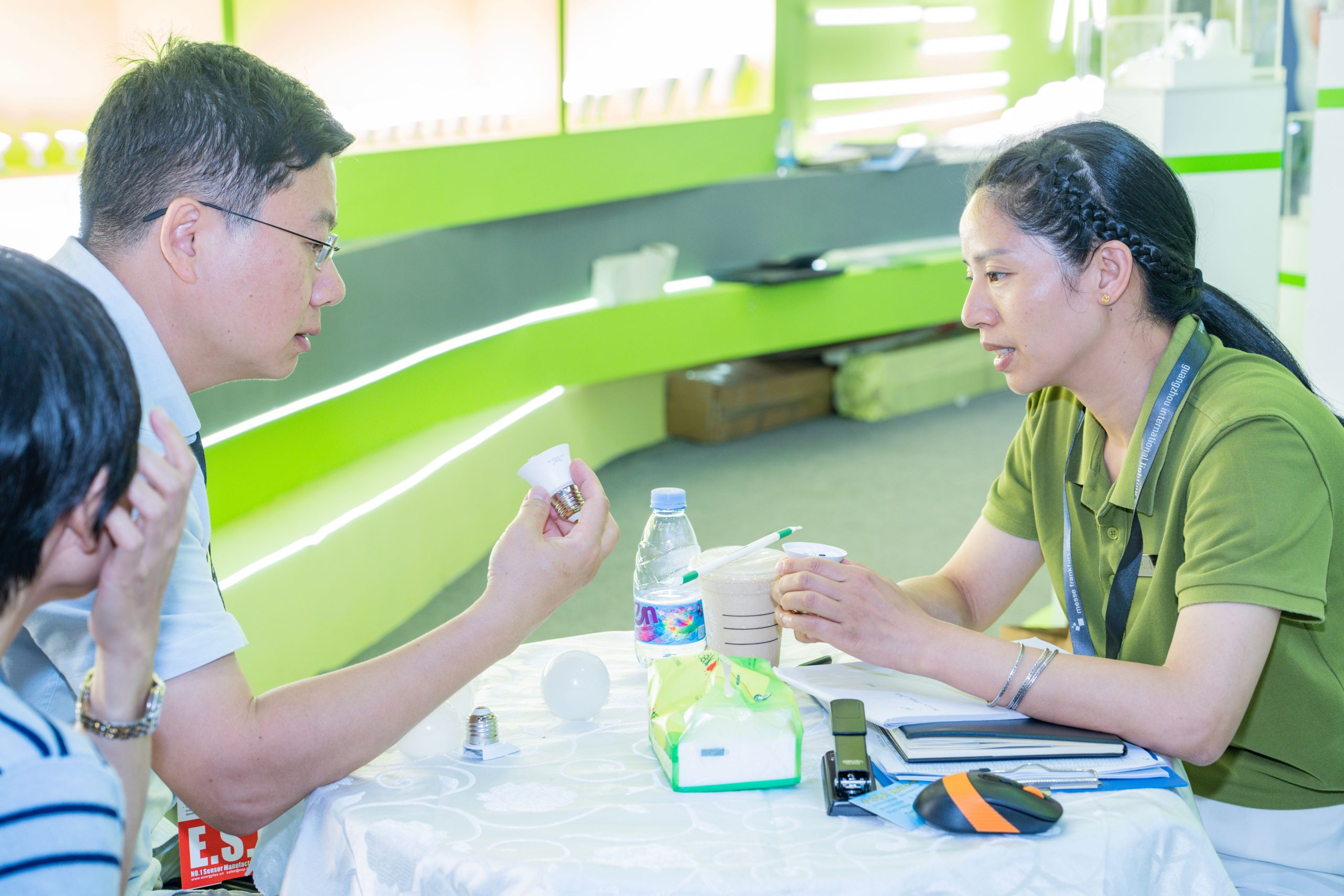 Article 33: Amid Canton Fair’s Sea of Visitors, Jiangxi Heli Lighting’s Energy-Saving Products Stand Out