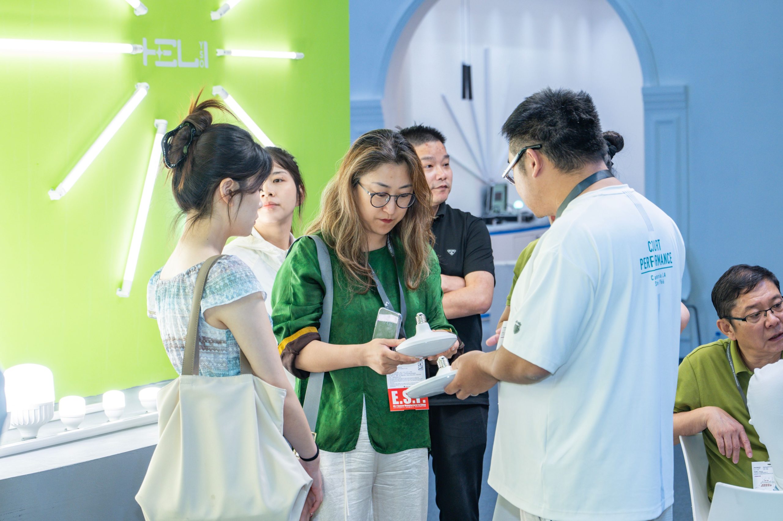 Article 34: Canton Fair’s Massive Crowds Fuel Jiangxi Heli Lighting’s Collaboration with International Distributors