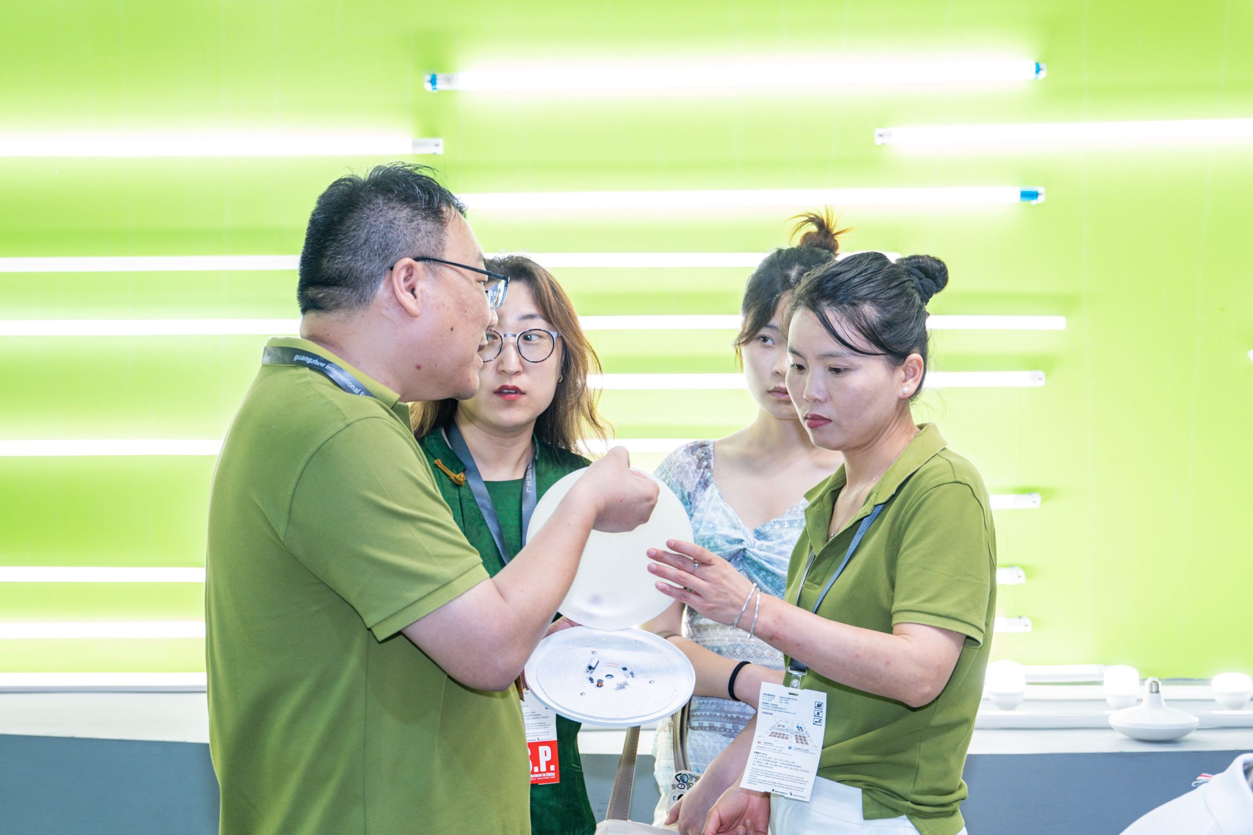 Article 35: Jiangxi Heli Lighting Navigates Canton Fair’s Huge Turnout to Showcase 26 Years of Expertise