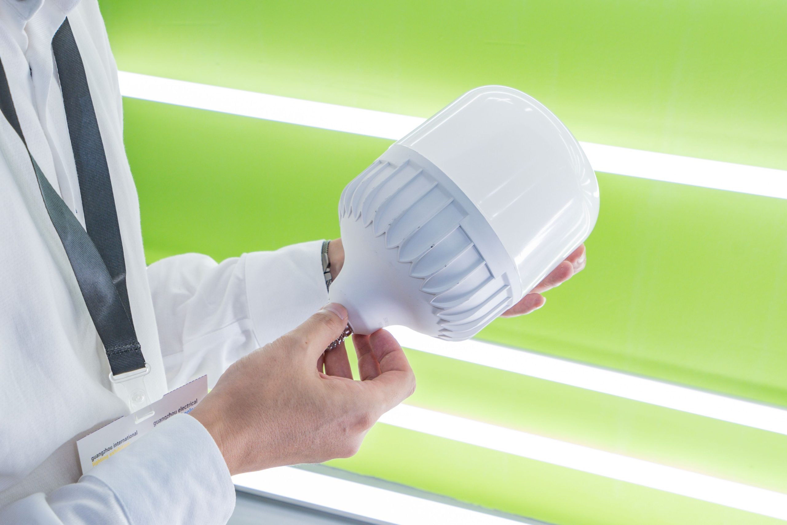 Article 31: Jiangxi Heli Lighting’s Booth Draws Throngs of Visitors at Hong Kong Fair’s Opening Day